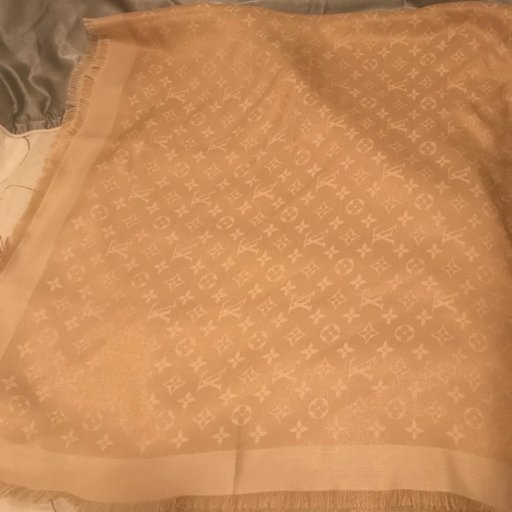 ❌Sold❌Louis Vuitton monogram shine shawl